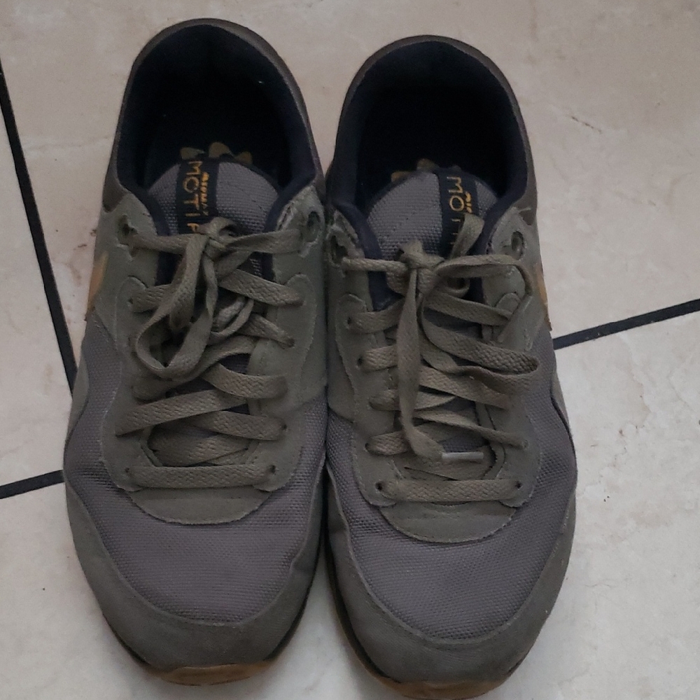 Air MAX Olive And Gold Motif Nature GS NIKE Sz 4.5Y Sneakers